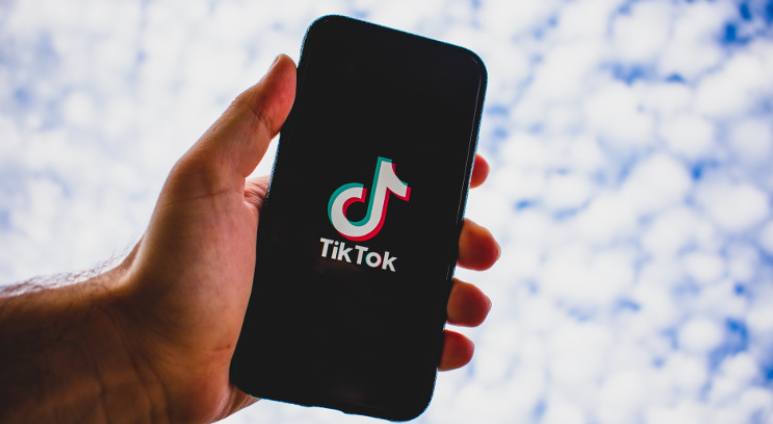 TikTok 将与精选创作者分享 50% 的广告收入，首先得有 10 万粉